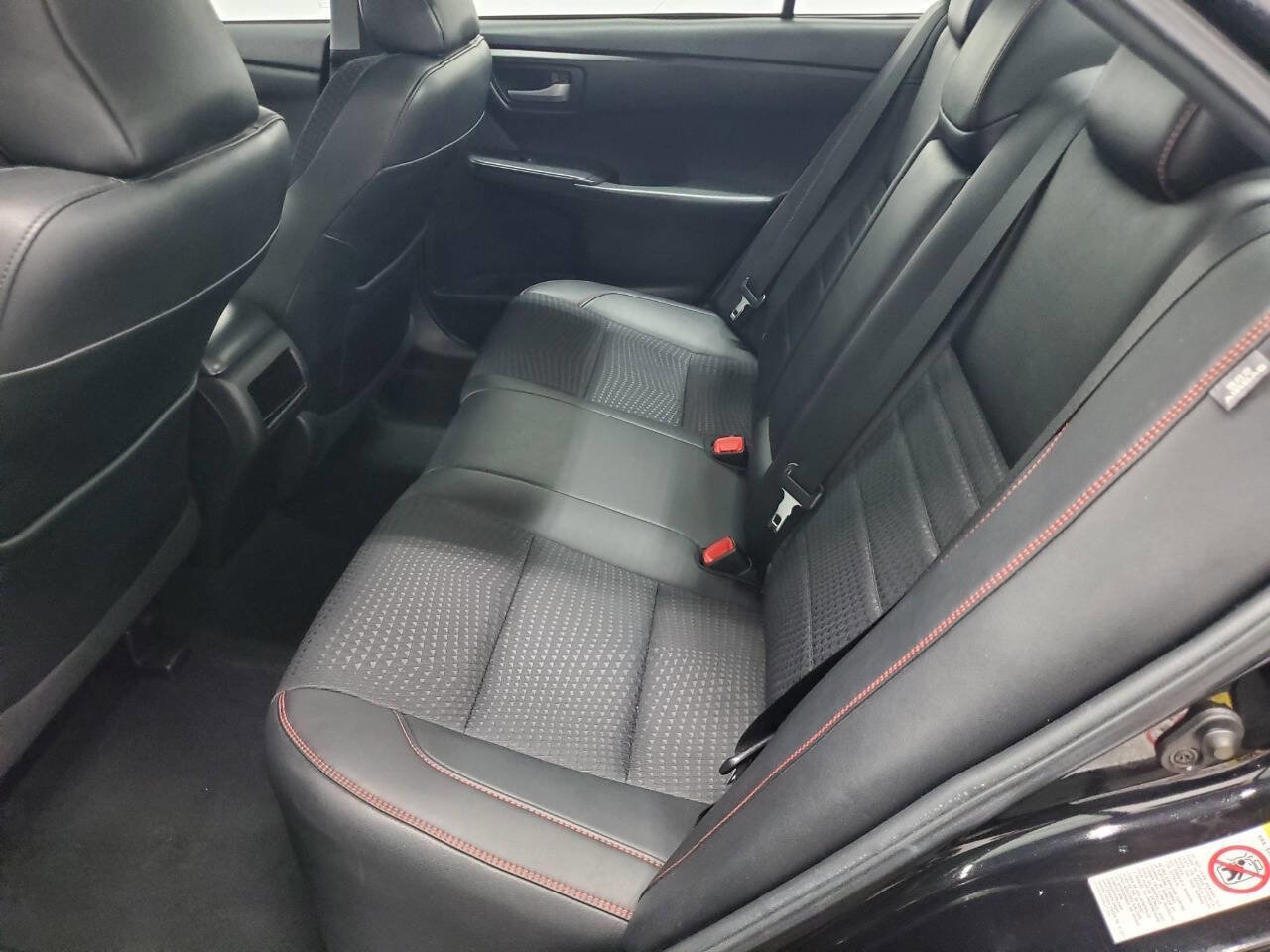 Used 2015 Toyota Camry SE FWD image 12