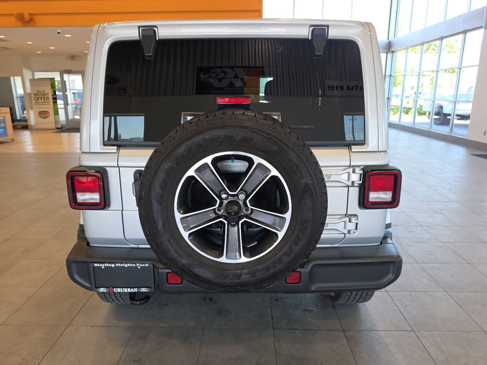 Used 2023 Jeep Wrangler Unlimited Sahara w/ Cold Weather Group AWD/4WD image 9