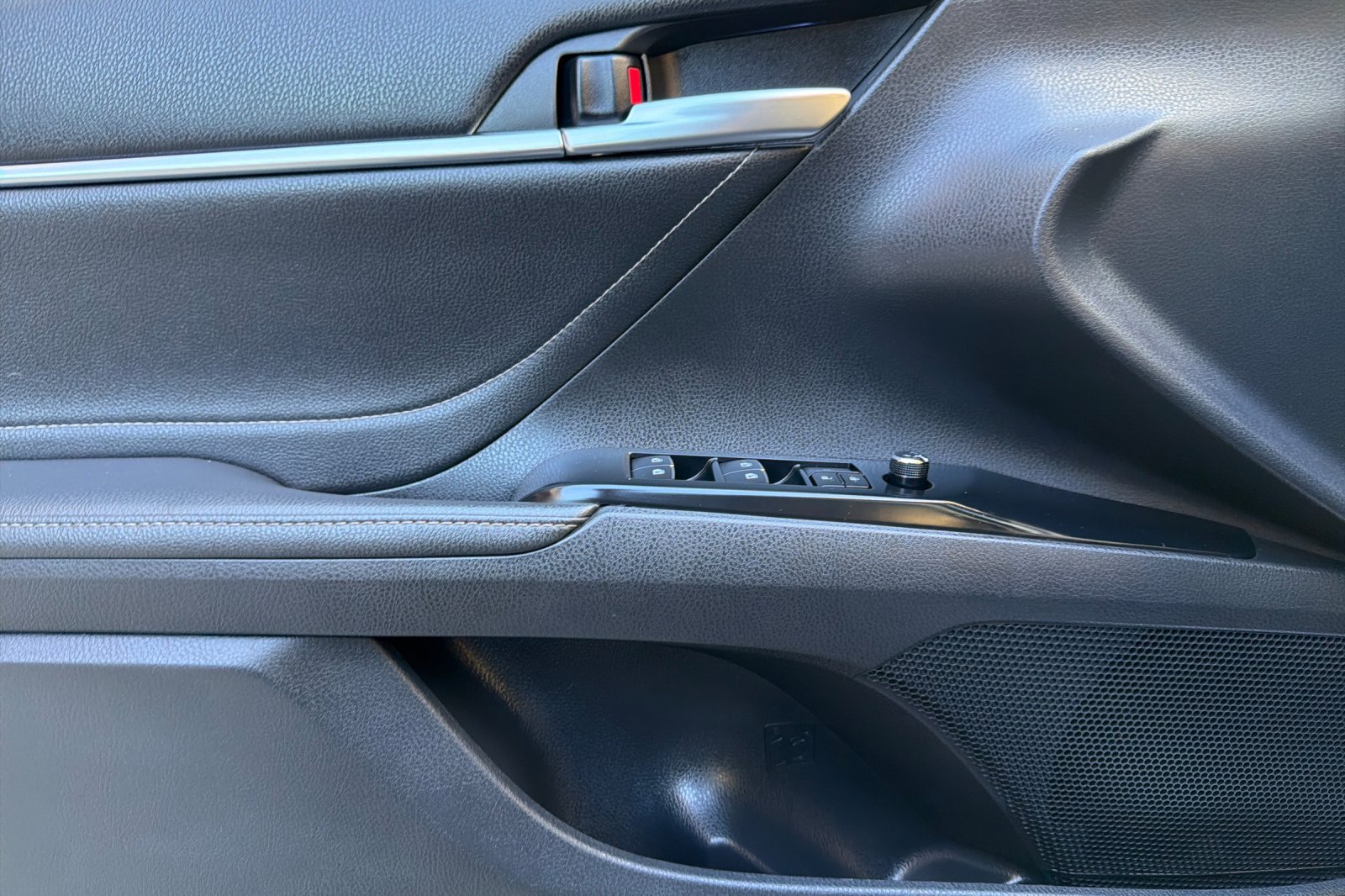 Used 2018 Toyota Camry XSE FWD image 11