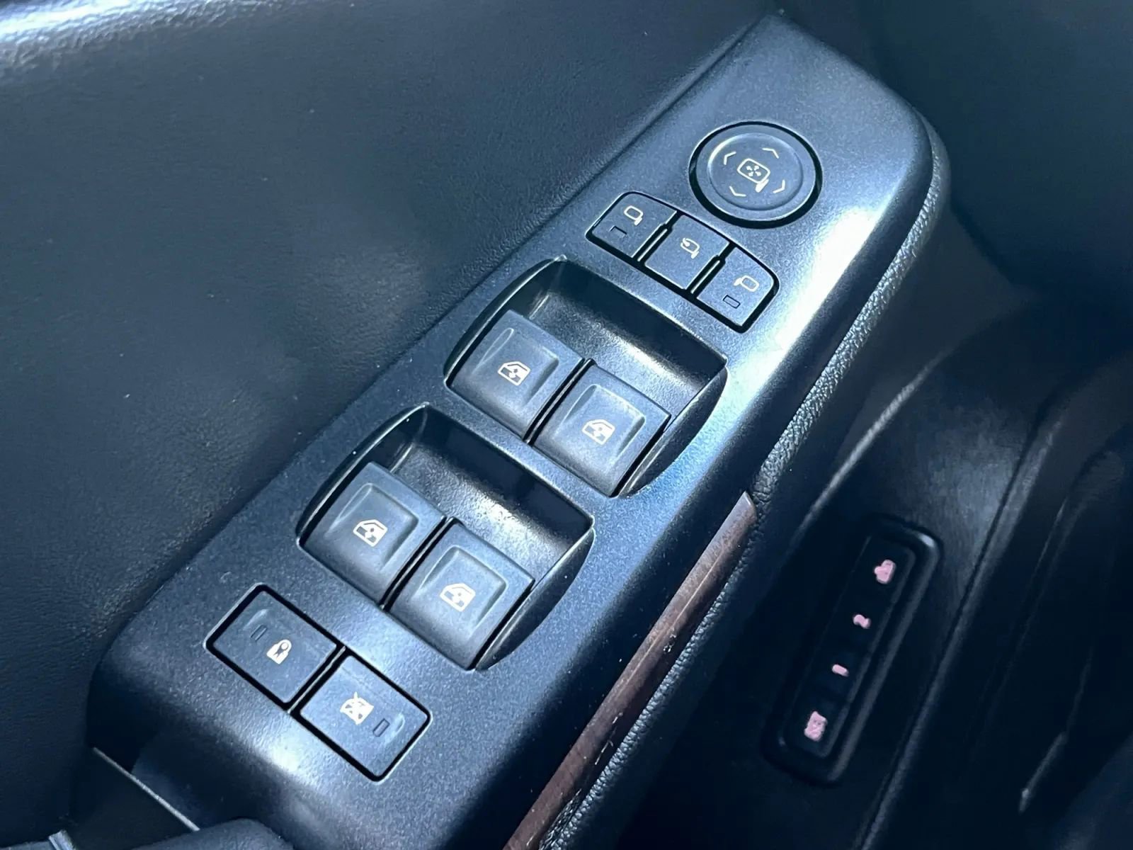 Used 2018 Chevrolet Suburban LT w/ Luxury Package image 45