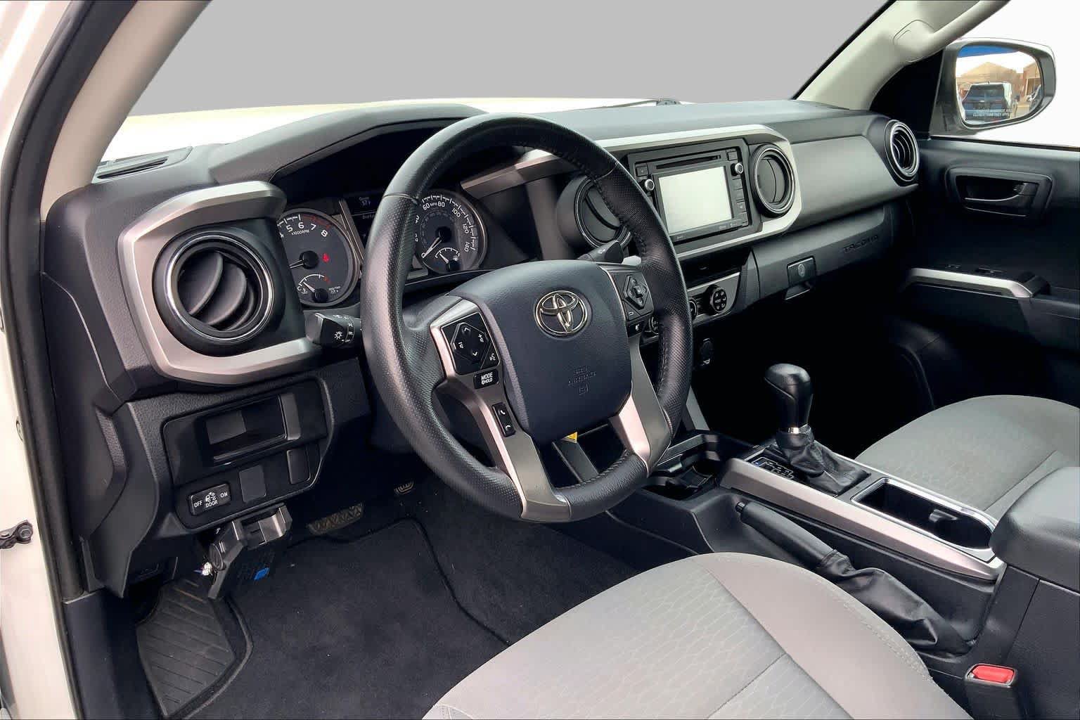 Used 2017 Toyota Tacoma SR5 w/ Tow Package RWD image 18