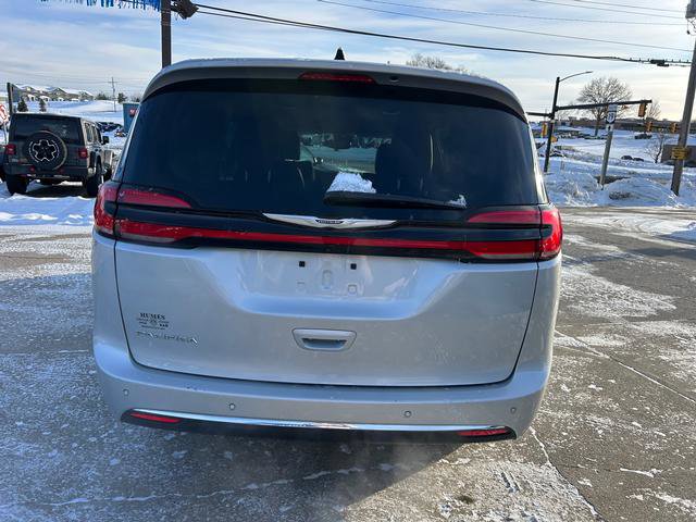 Certified 2024 Chrysler Pacifica Touring-L image 4