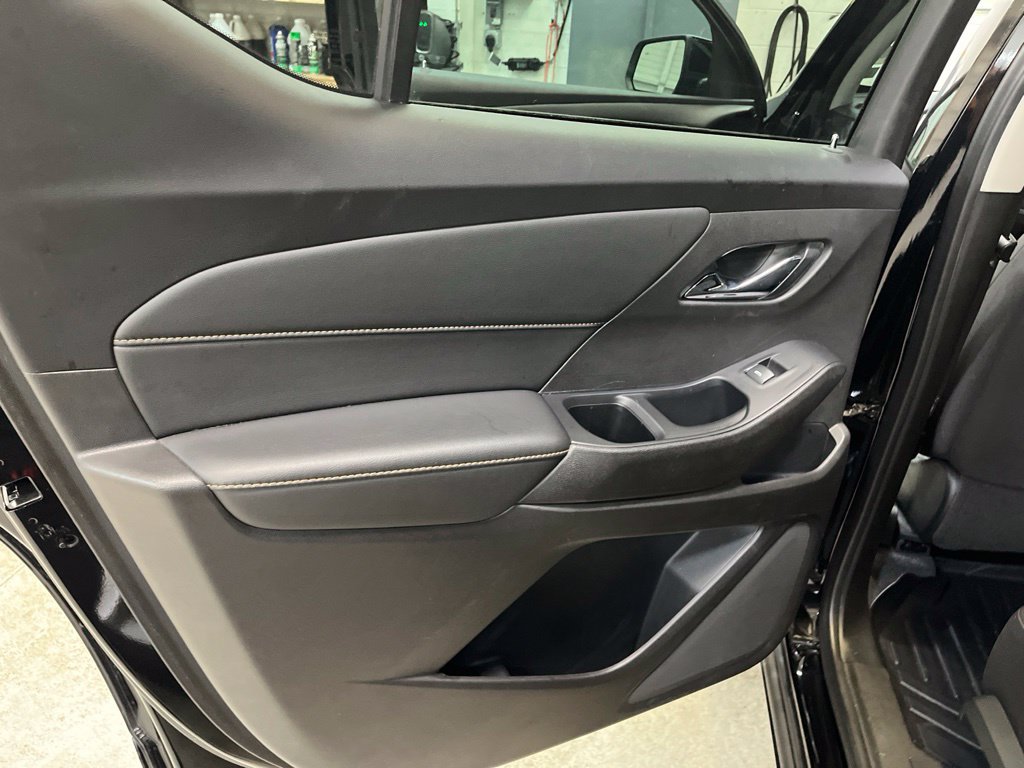 Used 2021 Chevrolet Traverse LT FWD image 25