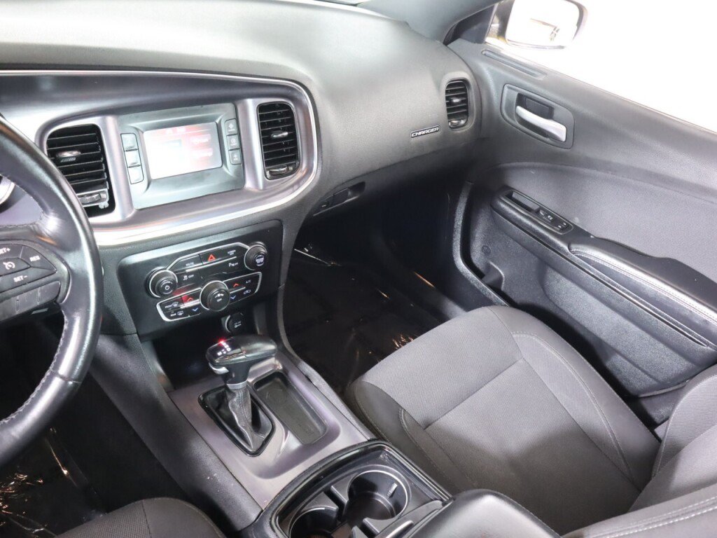 Used 2017 Dodge Charger SE w/ Blacktop Package RWD image 26