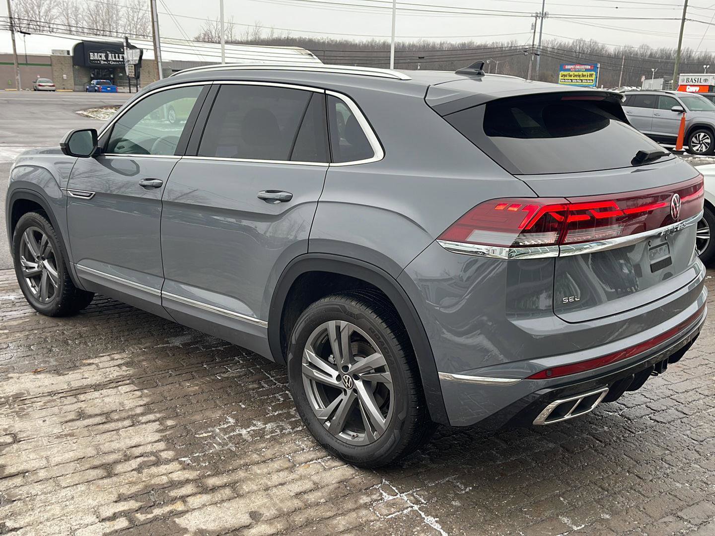 Used 2024 Volkswagen Atlas Cross Sport SEL R-Line image 6