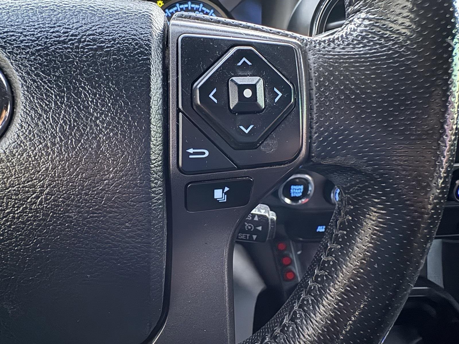 Used 2016 Toyota Tacoma TRD Sport image 31