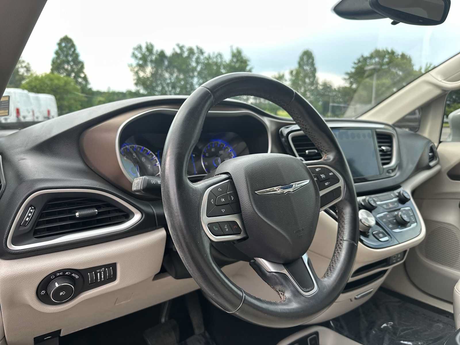 Used 2017 Chrysler Pacifica Touring-L FWD image 16