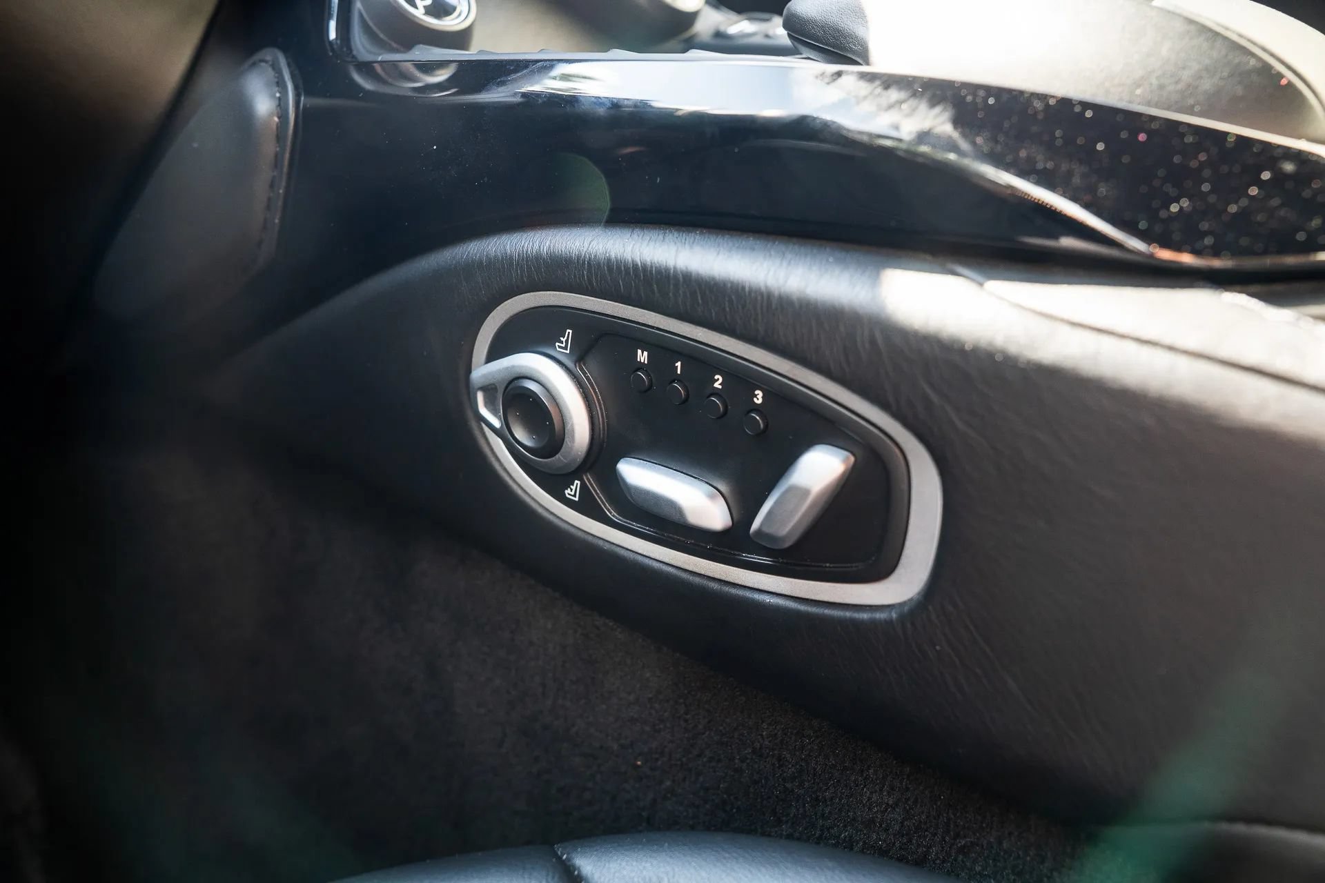 Used 2019 Aston Martin V8 Vantage Coupe RWD image 32