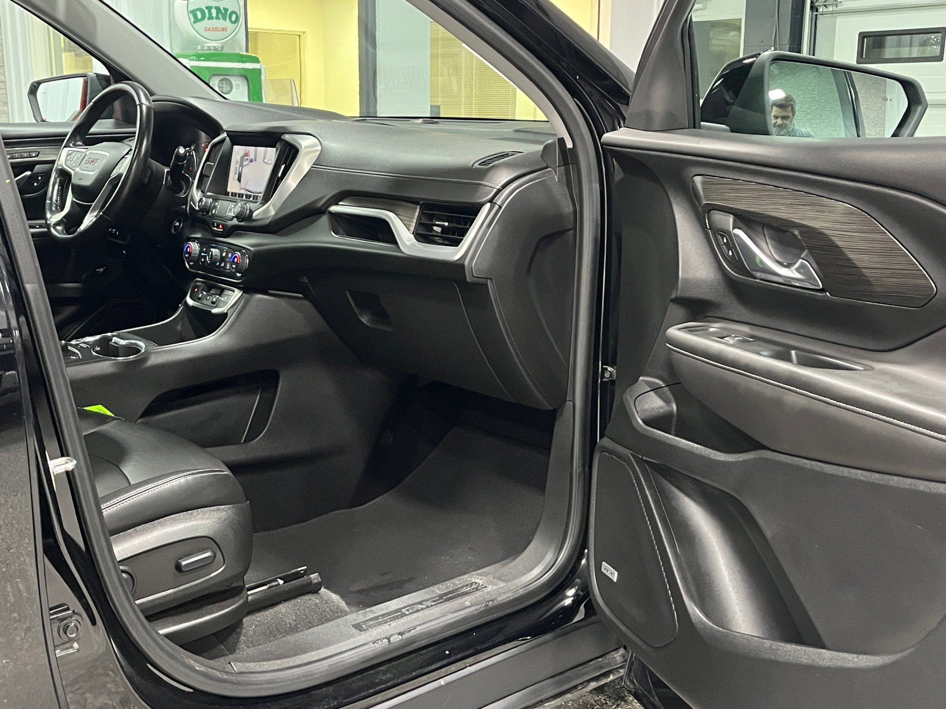 Certified 2022 GMC Terrain SLT w/ Infotainment Package II image 9