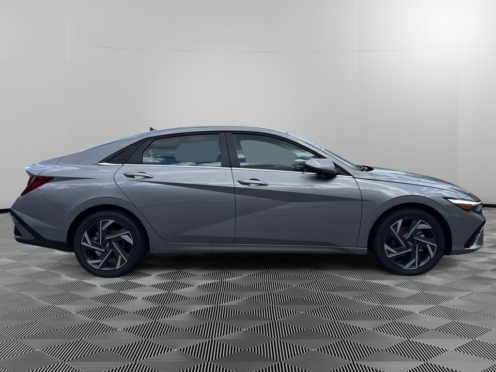 Used 2025 Hyundai Elantra Limited image 8