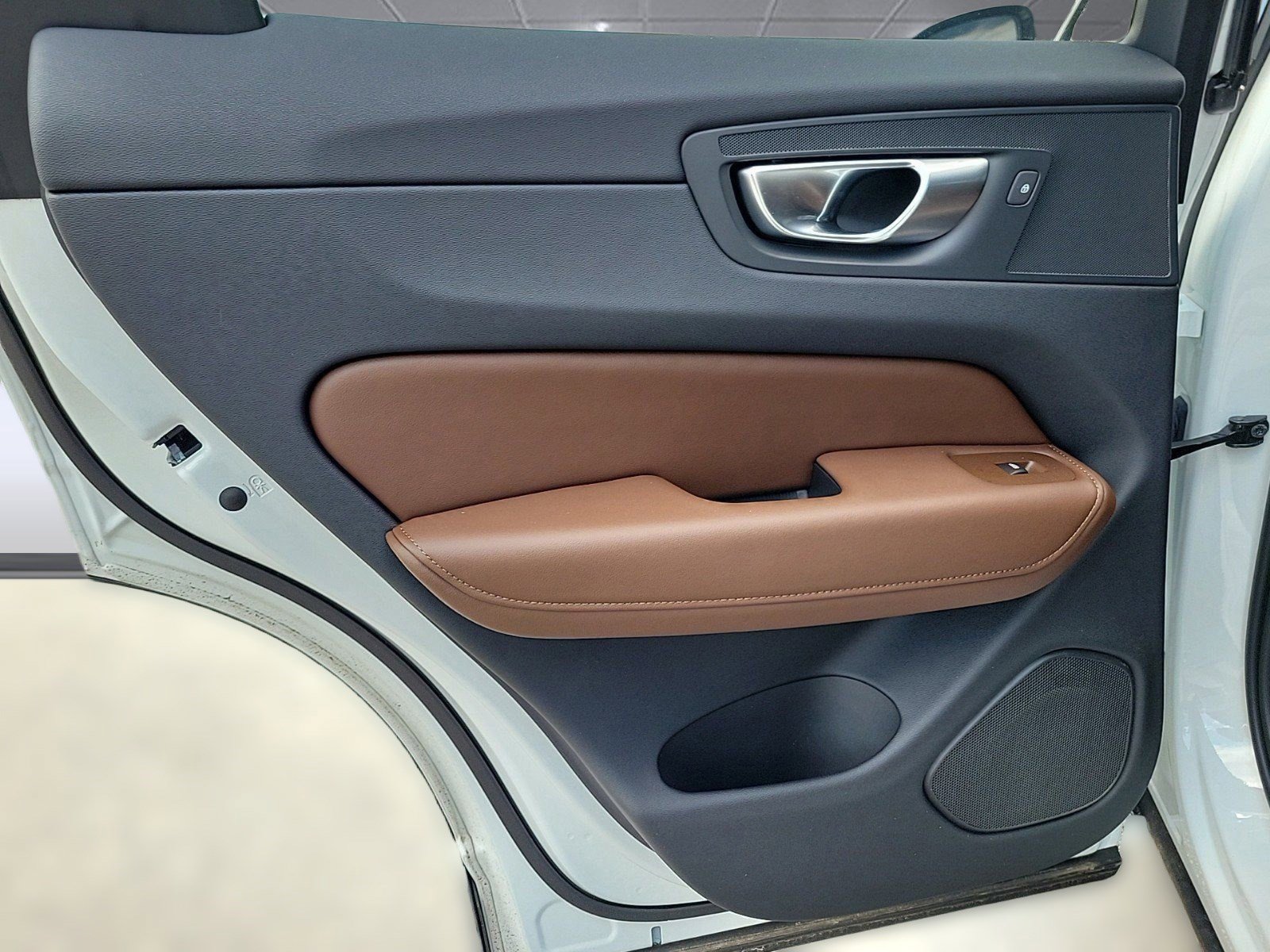 New 2024 Volvo XC60 B5 Ultimate w/ Protection Package Premier image 32