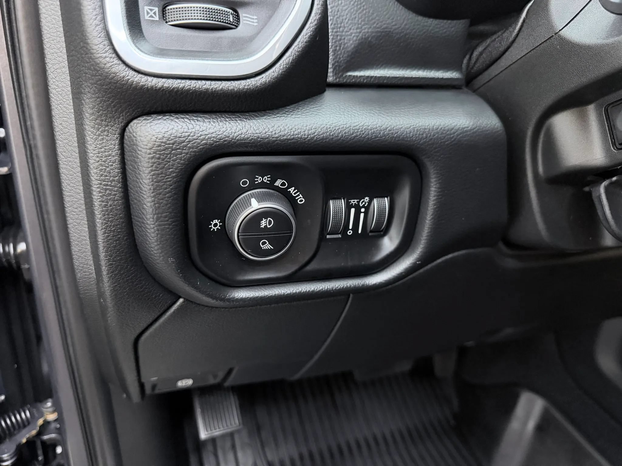Used 2019 RAM 2500 Laramie AWD/4WD image 14