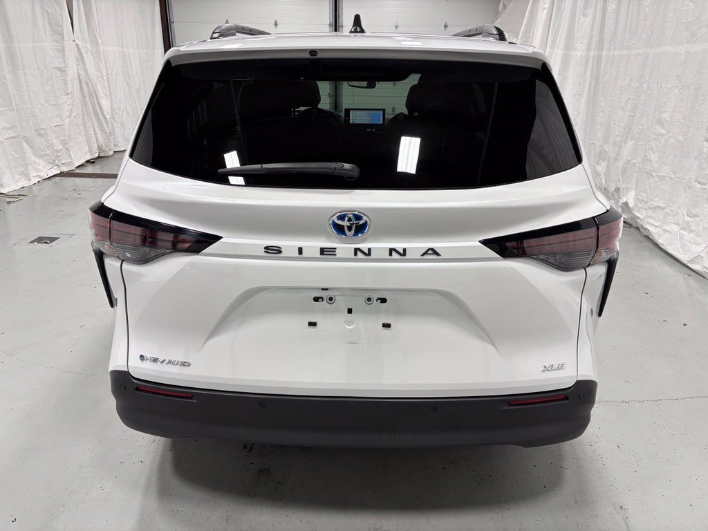 Used 2025 Toyota Sienna XLE AWD/4WD image 6