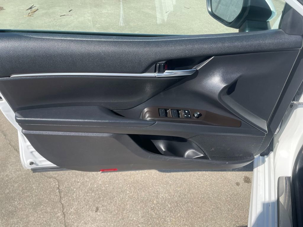 Used 2022 Toyota Camry SE FWD image 4