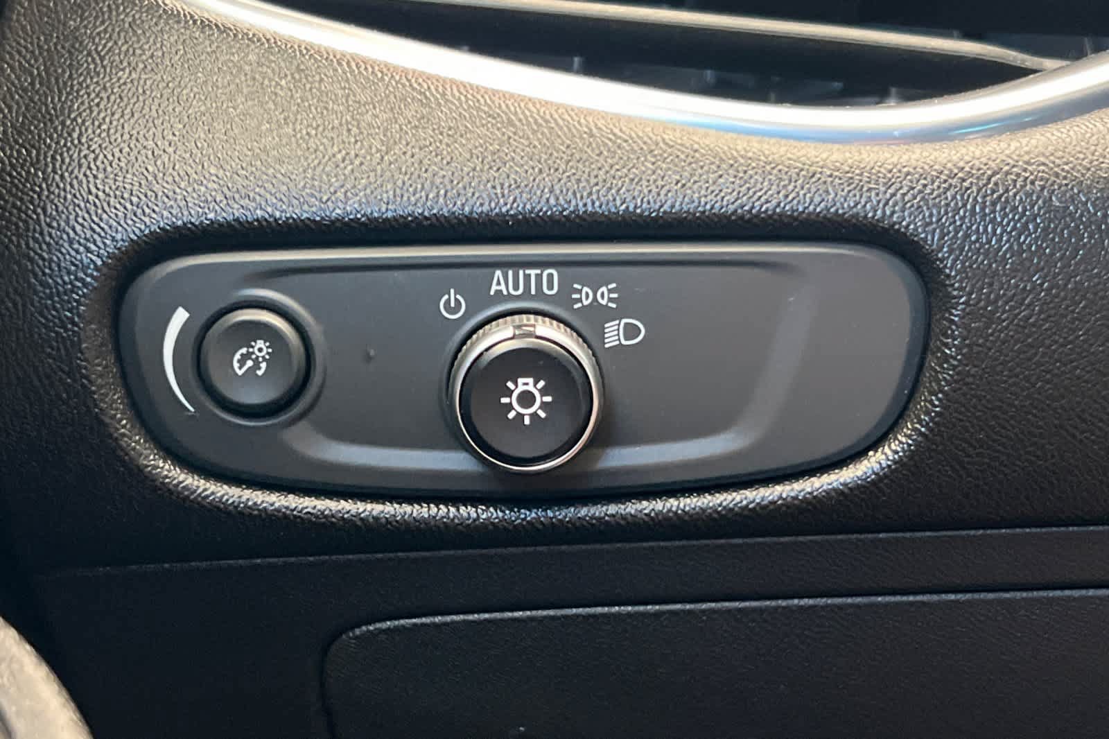 Used 2018 Chevrolet Malibu LT FWD image 29