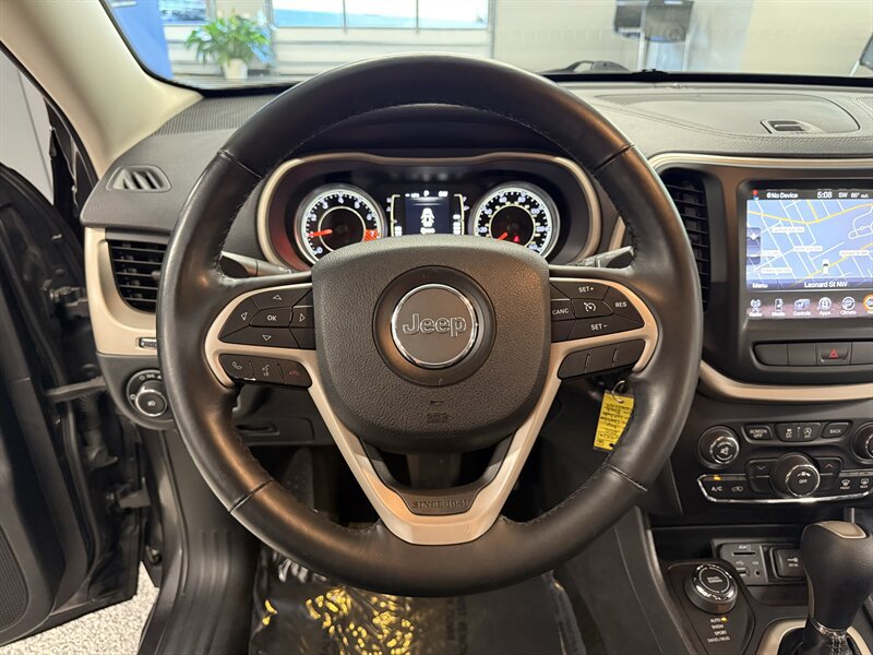 Used 2015 Jeep Cherokee Latitude w/ Cold Weather Group AWD/4WD image 33