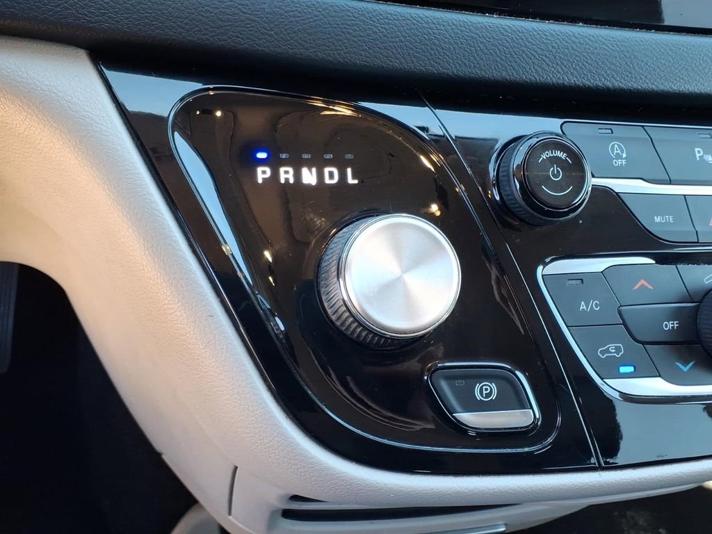 Used 2019 Chrysler Pacifica Touring-L image 12