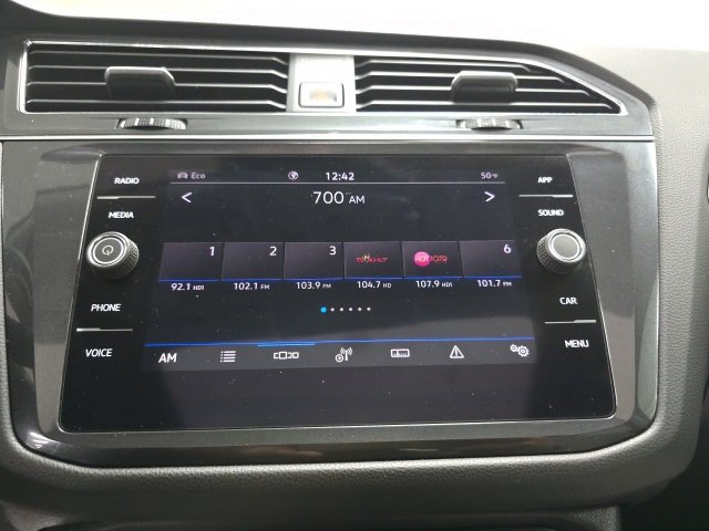 Used 2021 Volkswagen Tiguan SE w/ Panoramic Sunroof Package image 17