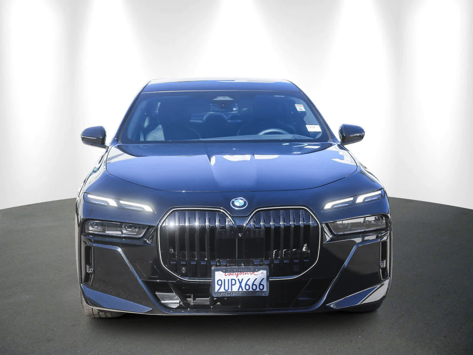 Used 2026 BMW 750e xDrive w/ Premium Package image 2