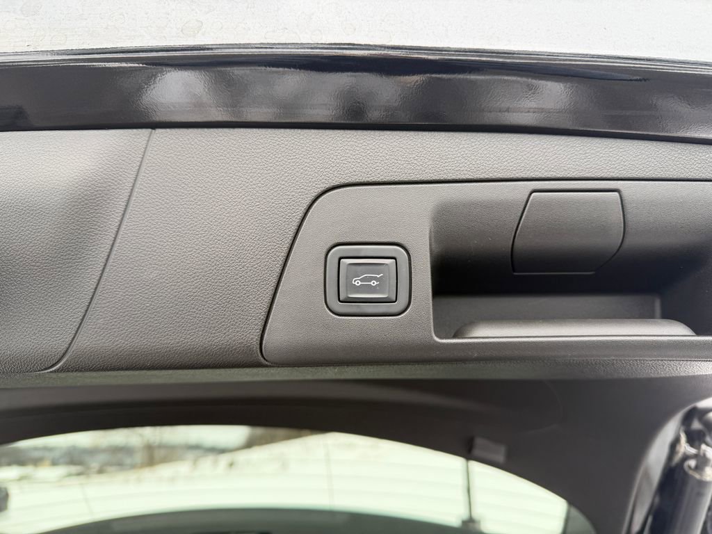 Used 2022 Buick Envision Essence w/ Technology Package II image 11