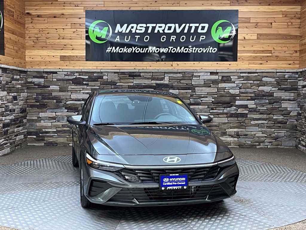 Used 2025 Hyundai Elantra Hybrid FWD image 2