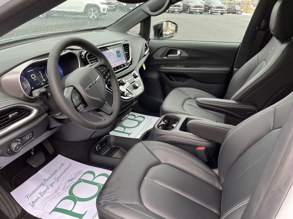 New 2026 Chrysler Pacifica Select image 2