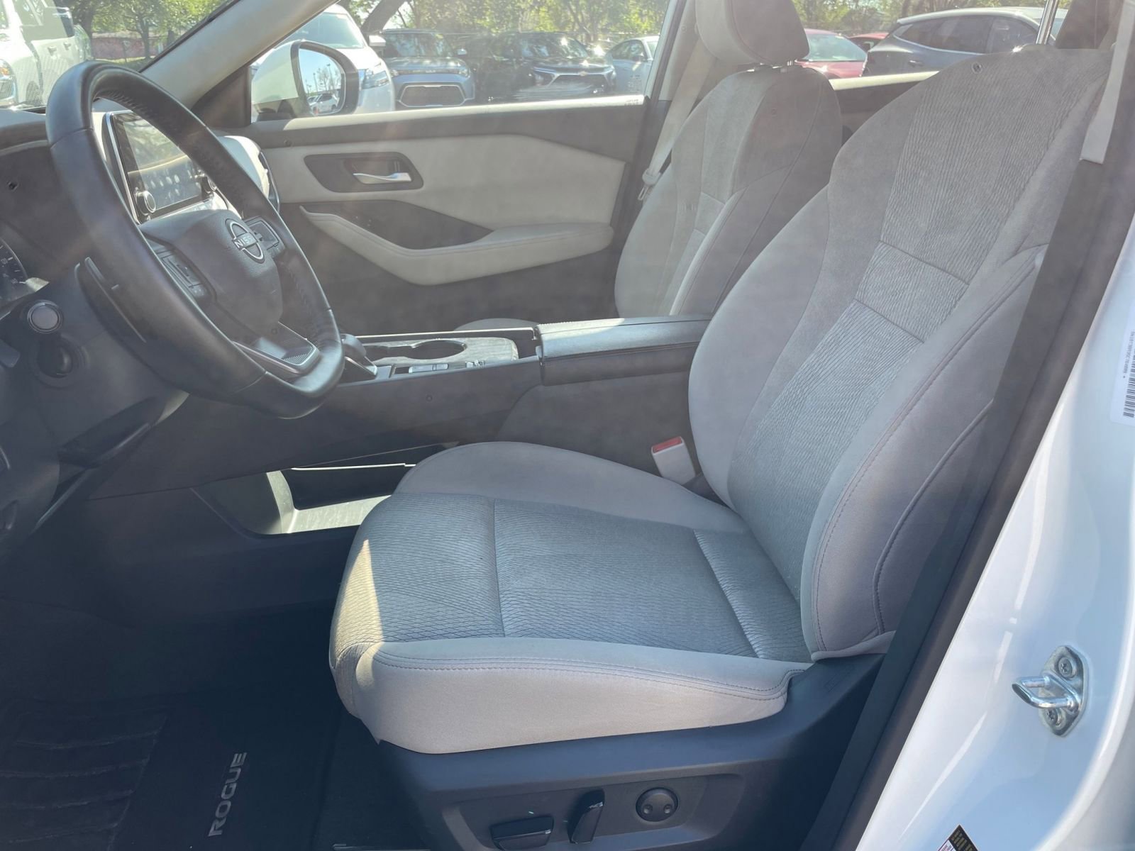 Used 2025 Nissan Rogue SV FWD image 29