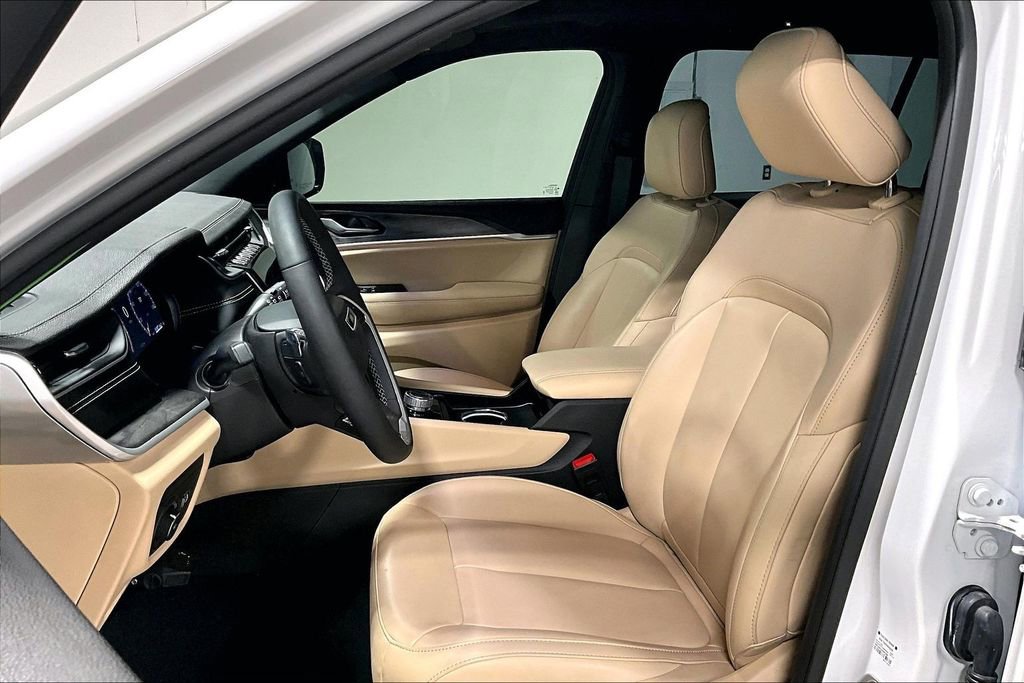 Used 2024 Jeep Grand Cherokee L Limited w/ Black Appearance Package RWD image 34