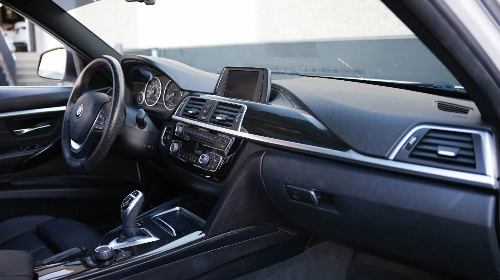 Used 2018 BMW 330i xDrive Sedan w/ Convenience Package image 32