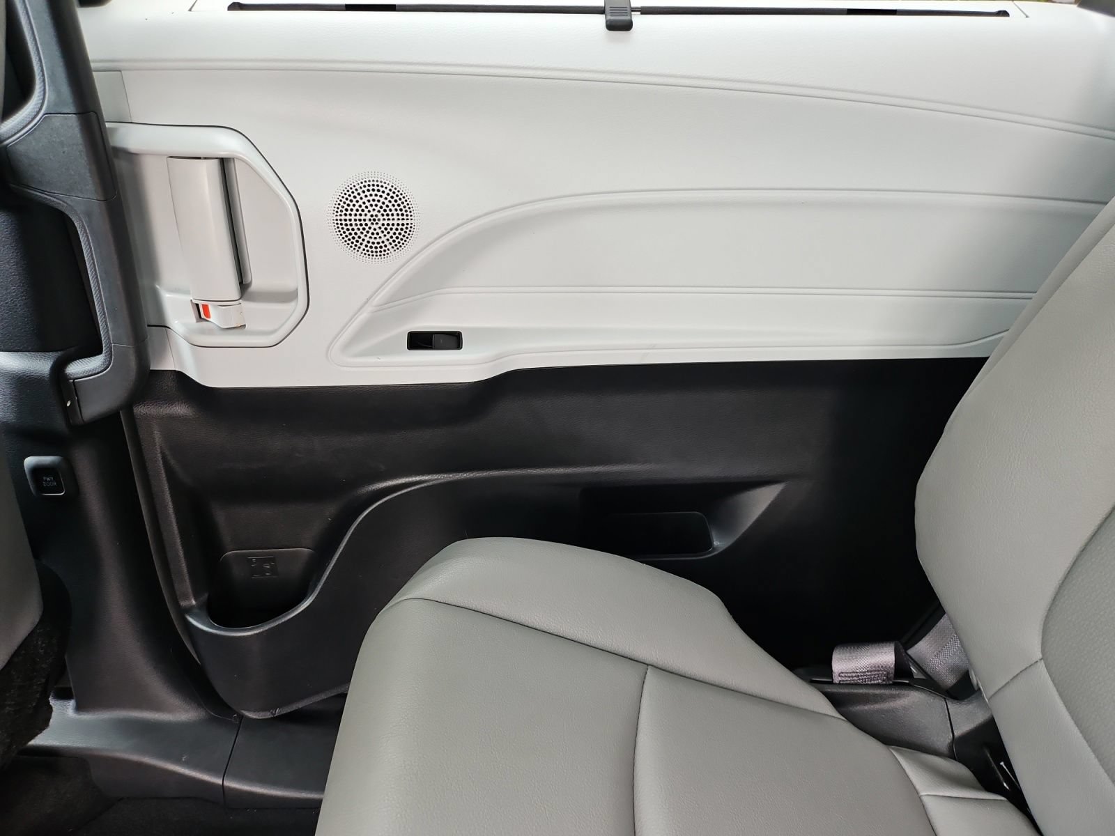 Used 2025 Toyota Sienna XLE FWD image 37