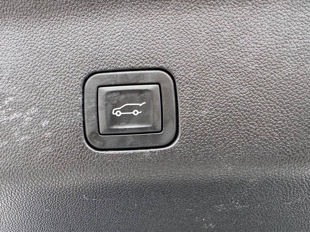 Used 2025 Chevrolet Suburban High Country AWD/4WD image 10