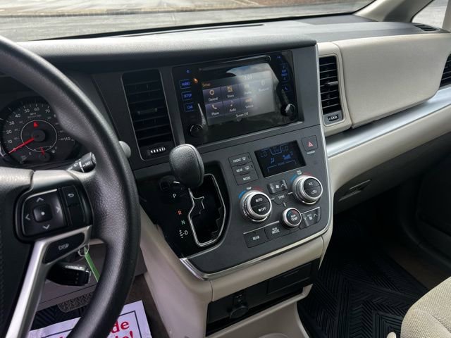 Used 2017 Toyota Sienna L FWD image 37