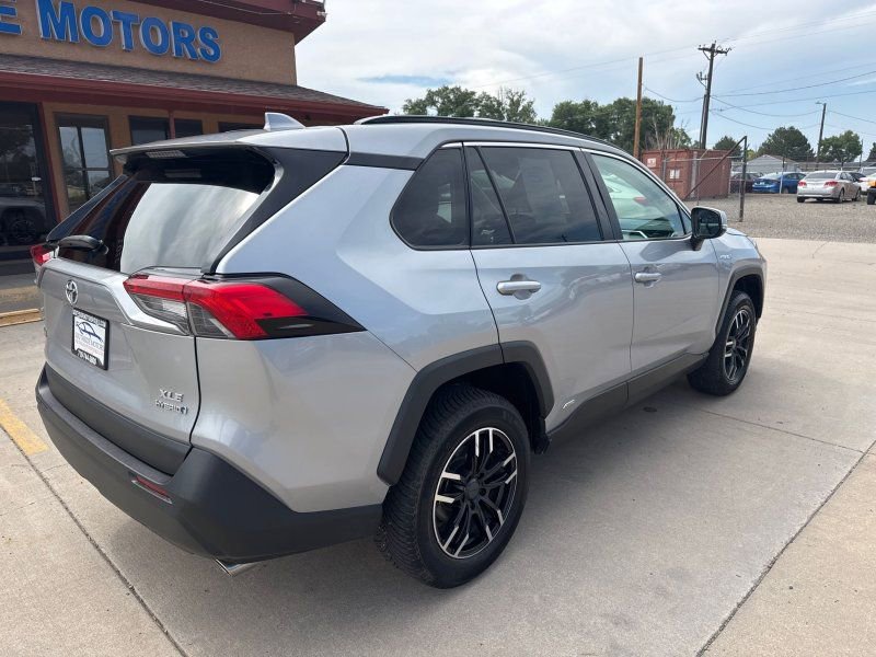 Used 2020 Toyota RAV4 XLE image 3