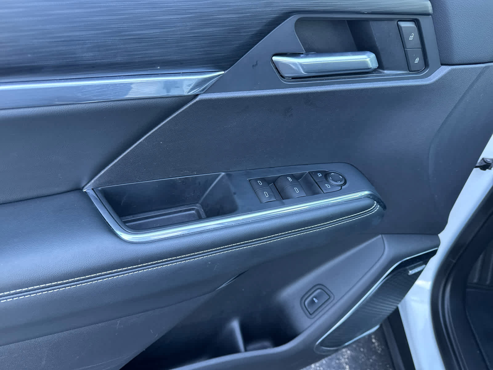 Used 2025 GMC Acadia Elevation image 21