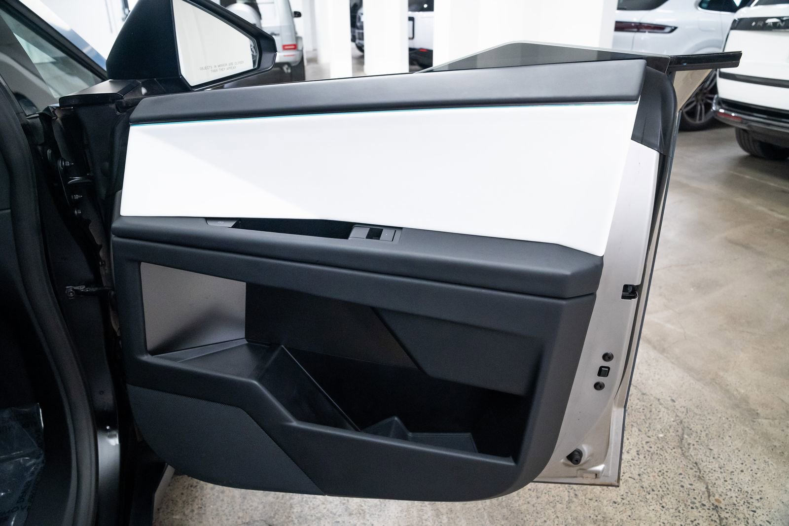 Used 2024 Tesla Cybertruck AWD Crew Cab image 23