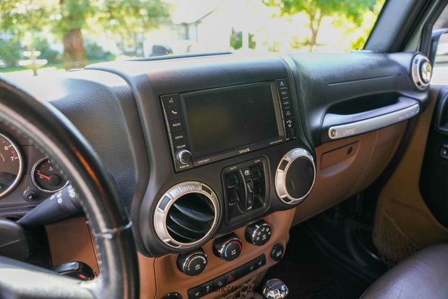 Used 2016 Jeep Wrangler Unlimited Rubicon w/ Connectivity Group image 32