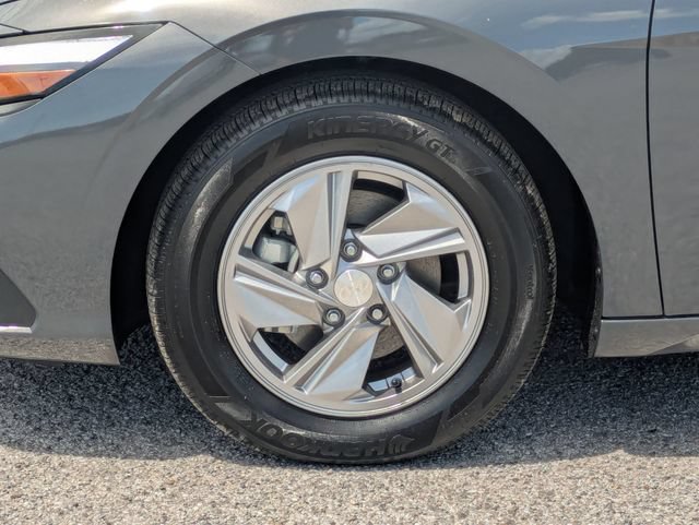 Used 2025 Hyundai Elantra SE FWD image 11