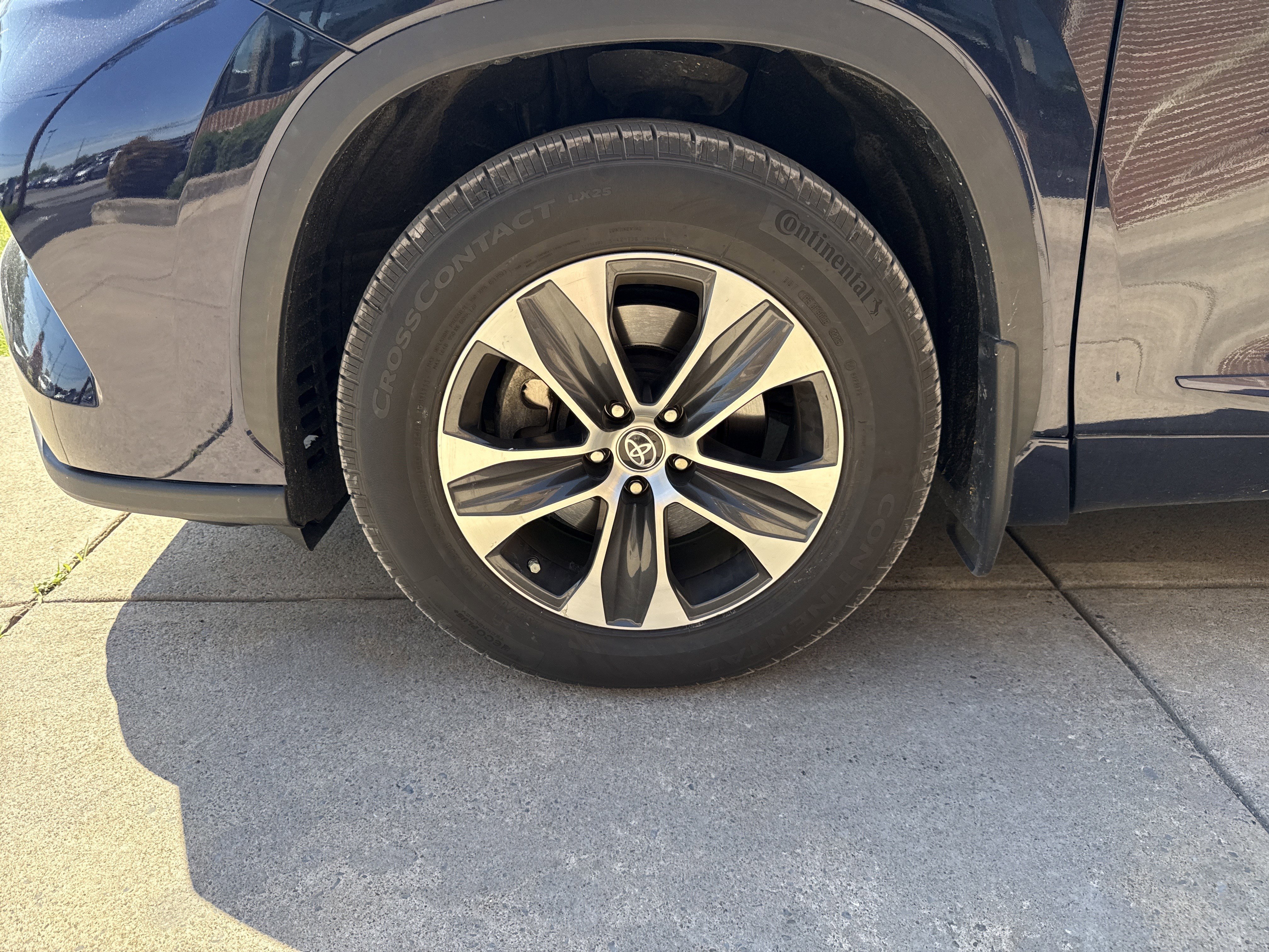 Used 2020 Toyota Highlander XLE AWD/4WD image 10
