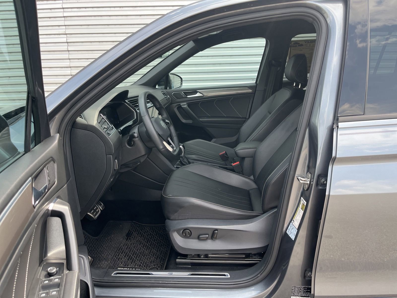 Used 2022 Volkswagen Tiguan SE R-Line FWD image 26