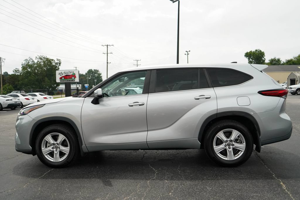 Used 2023 Toyota Highlander LE AWD/4WD image 24