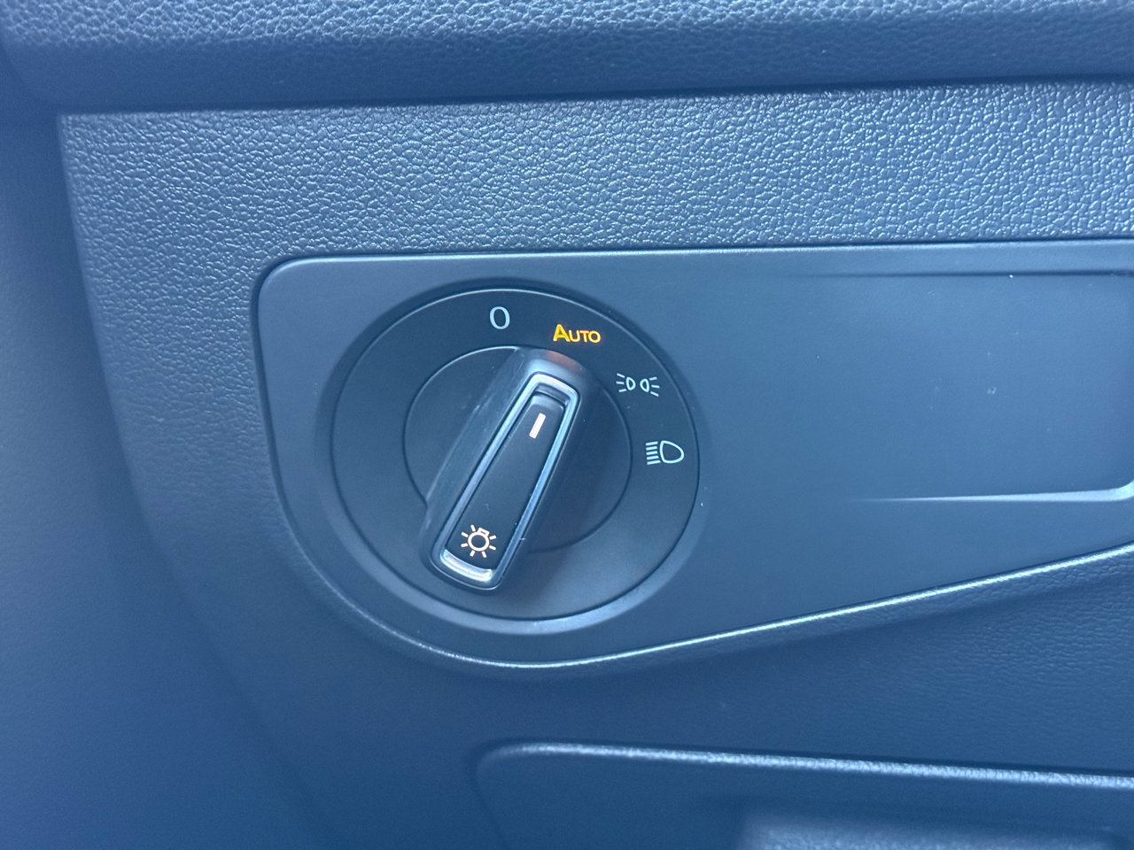 Used 2020 Volkswagen Tiguan SE w/ Panoramic Sunroof Package image 32