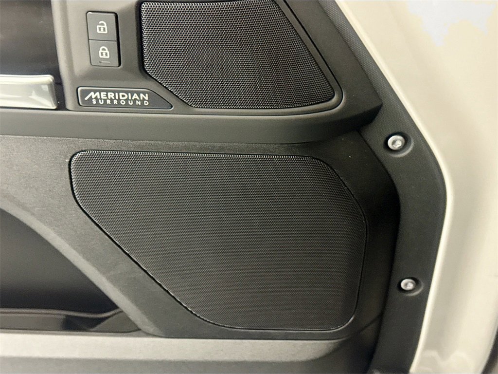 New 2026 Land Rover Defender 130 X-Dynamic SE image 18