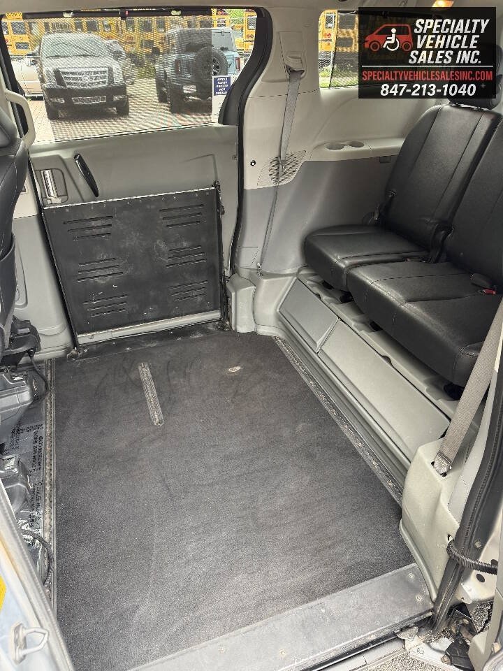 Used 2014 Toyota Sienna SE FWD image 15