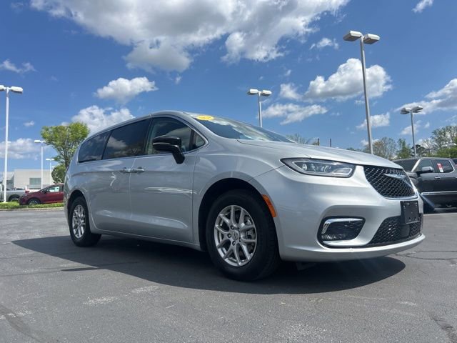 Used 2024 Chrysler Pacifica Touring-L image 3