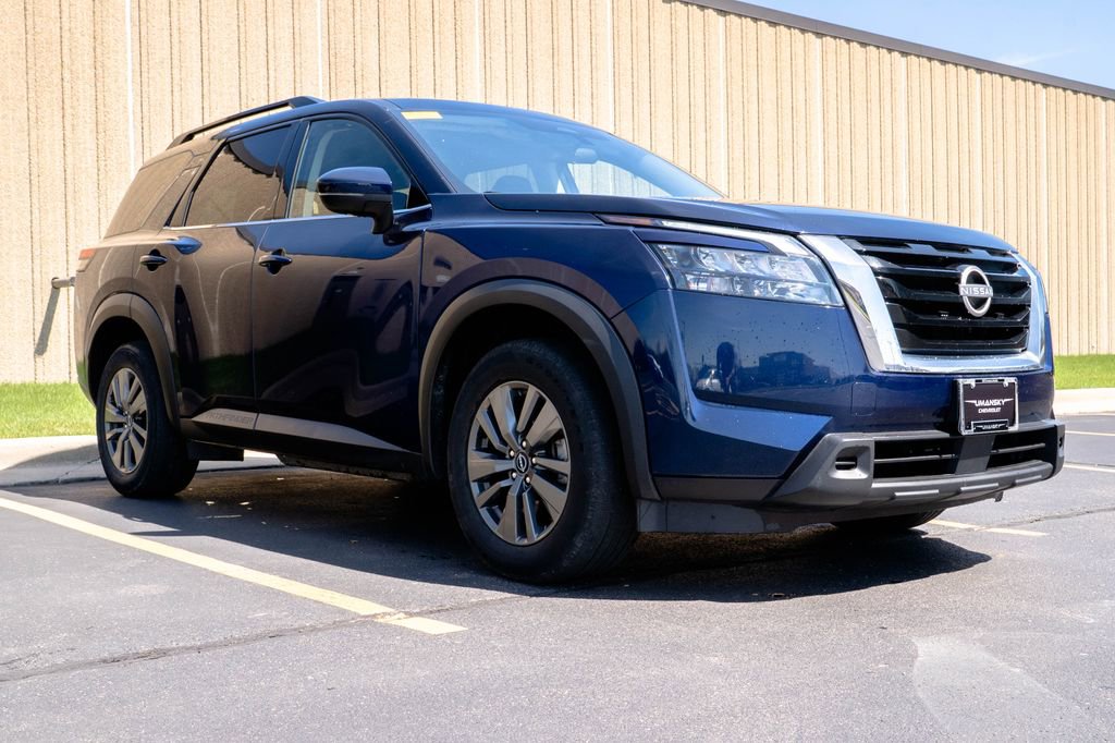 Used 2024 Nissan Pathfinder SV FWD image 2