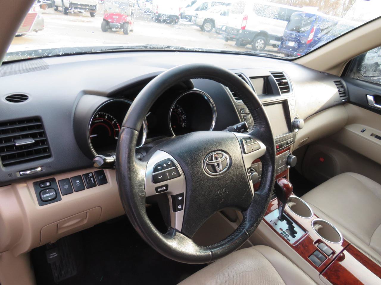 Used 2012 Toyota Highlander Limited w/ Tow Pkg FWD image 7