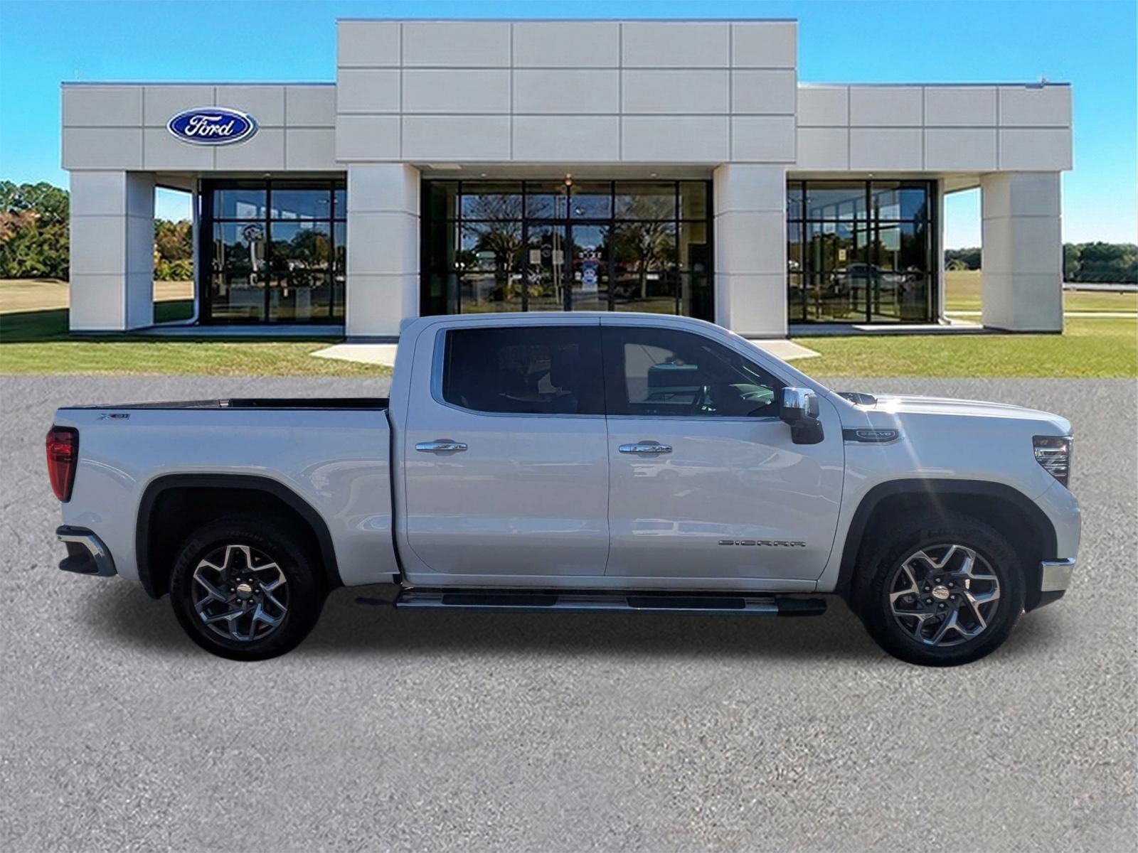 Used 2024 GMC Sierra 1500 SLT w/ SLT Premium Plus Package AWD/4WD image 2