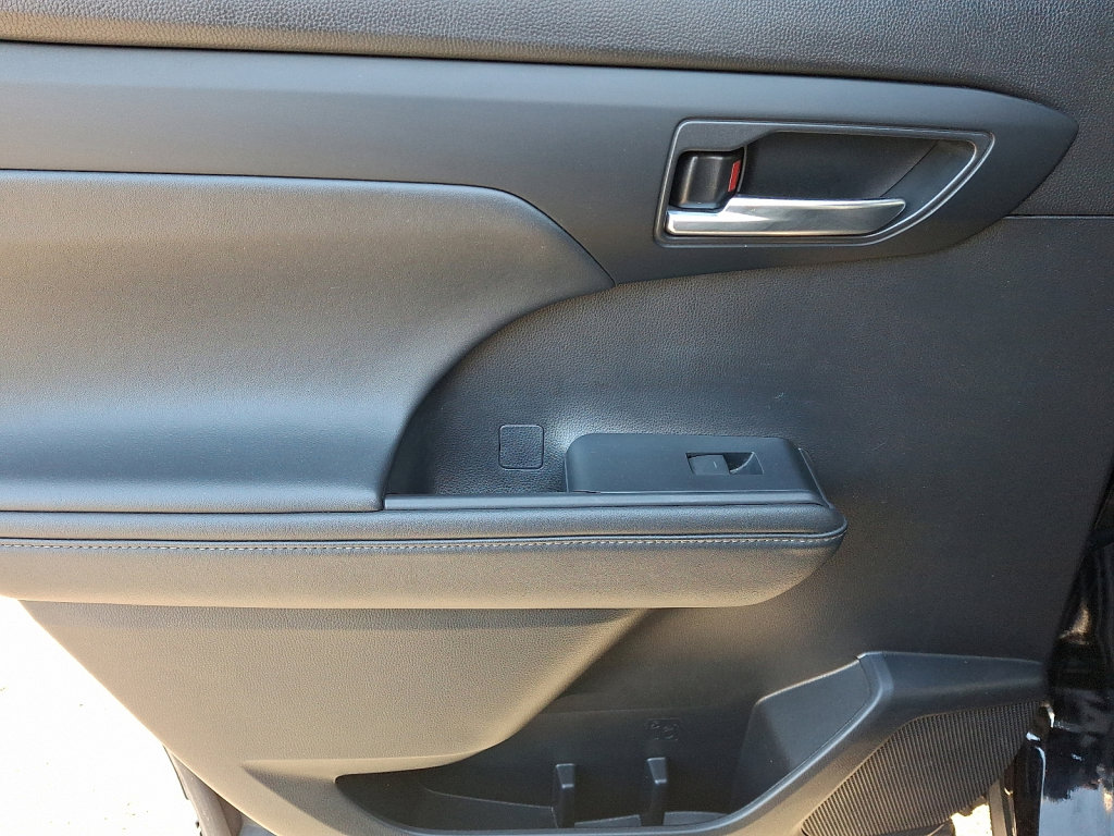 Used 2023 Toyota Highlander XLE image 19