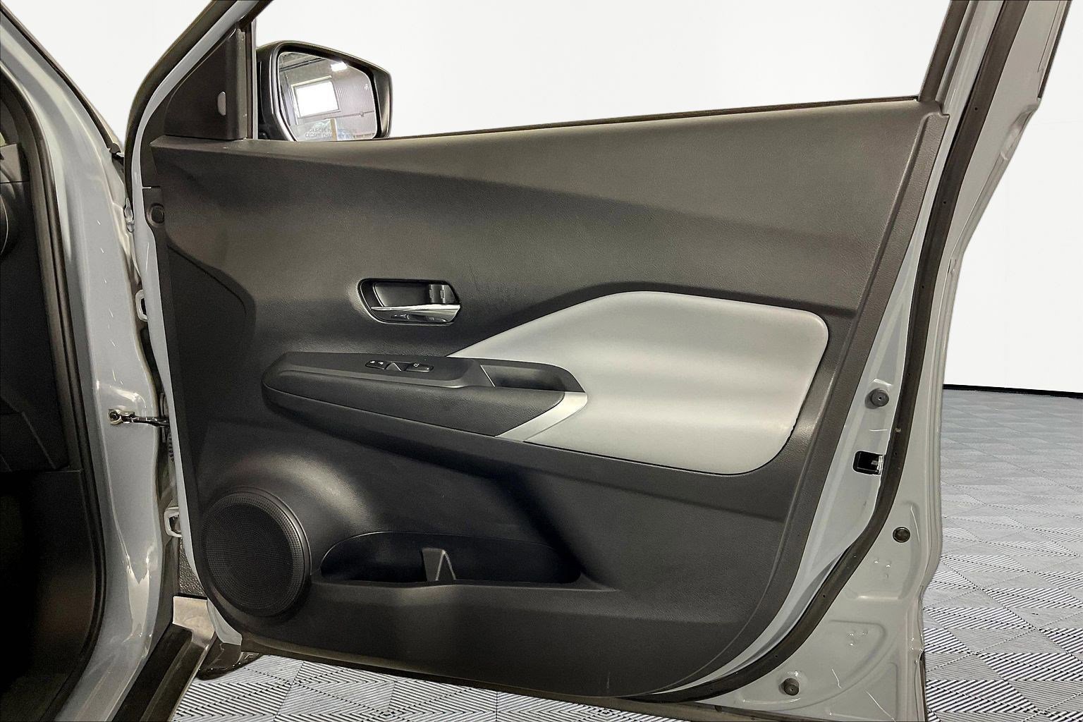 Used 2024 Nissan Kicks SR w/ SR Premium Package FWD image 27