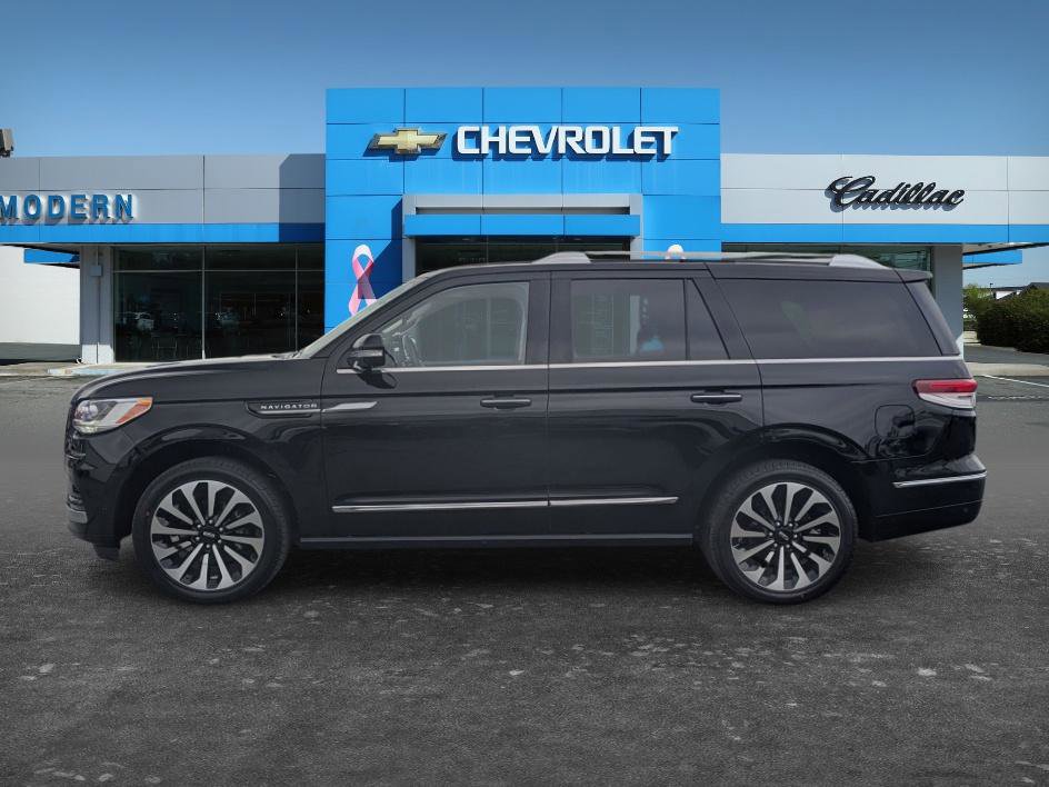 Used 2022 Lincoln Navigator Reserve AWD/4WD image 2
